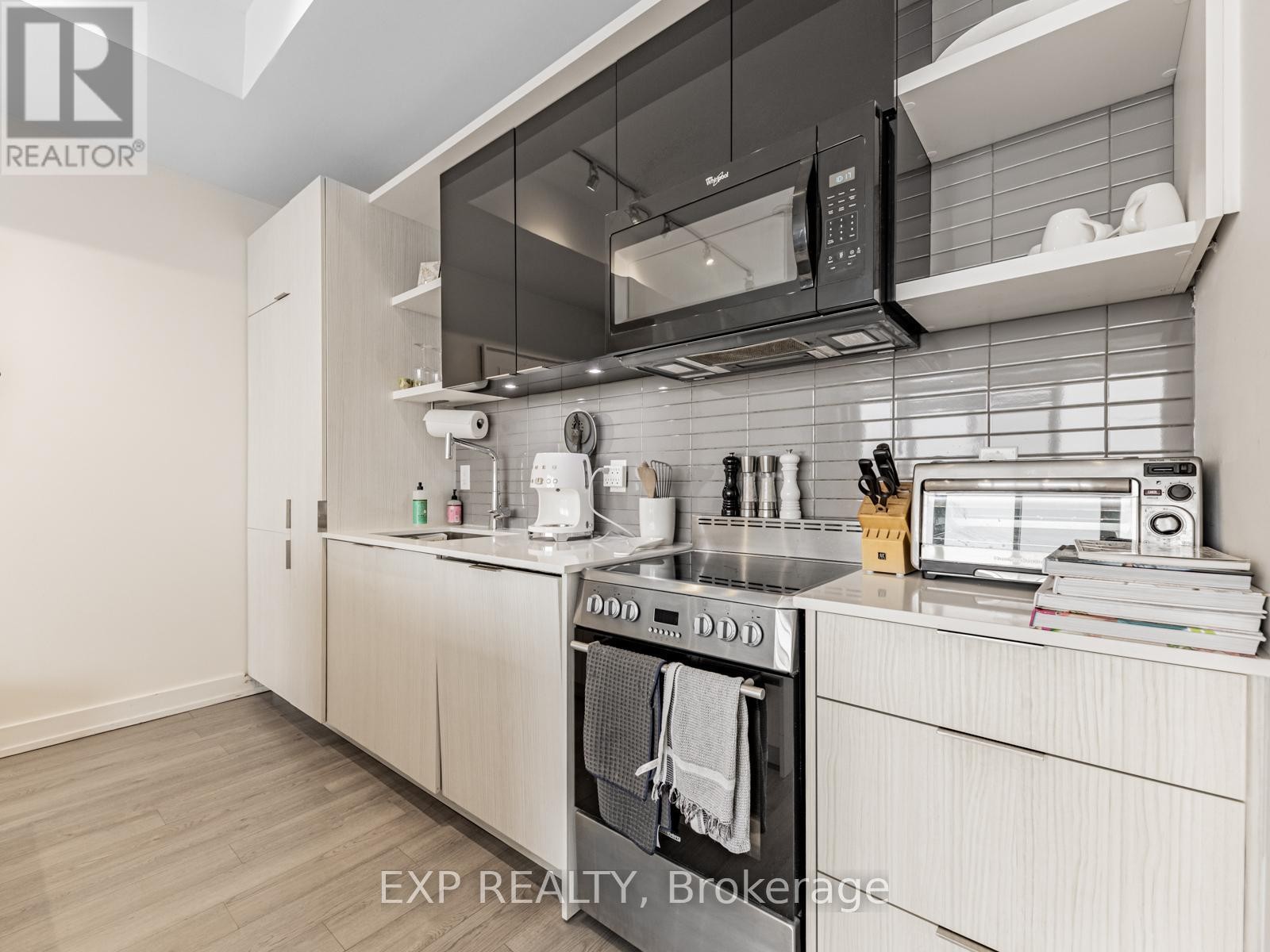 












811 - 6 PARKWOOD AVENUE

,
Toronto (Casa Loma),




Ontario
M4V1V1

