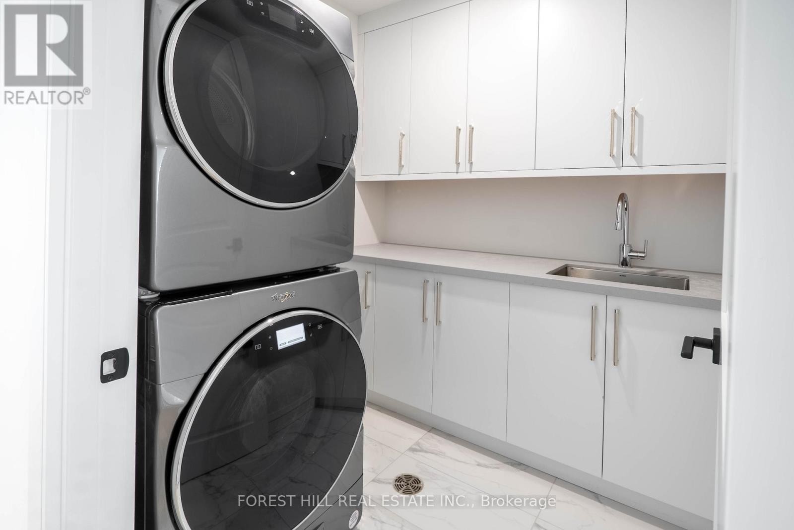 












6A - 2010 BATHURST STREET

,
Toronto (Humewood-Cedarvale),




Ontario
M5P0A8

