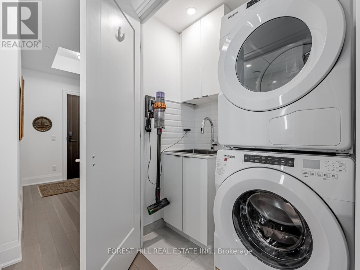 












201 - 280 HOWLAND AVENUE

,
Toronto (Annex),




Ontario
M5R0C3

