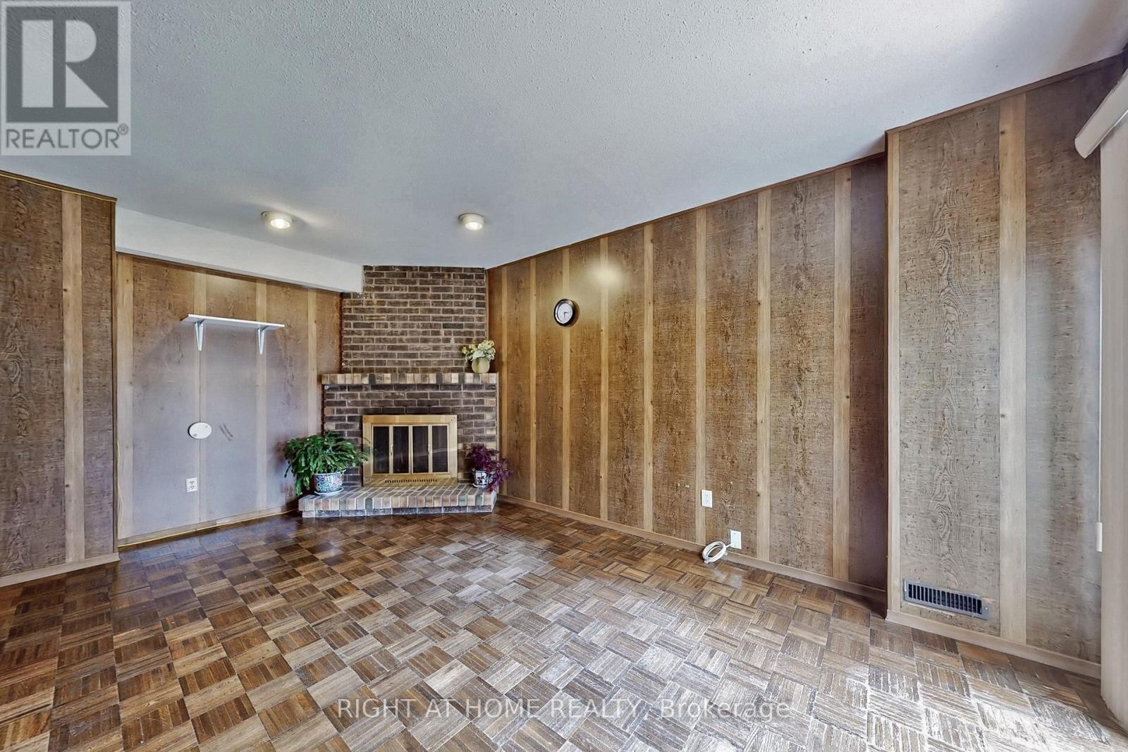 












9 FESTIVAL DRIVE

,
Toronto (Westminster-Branson),




Ontario
M2R3T9

