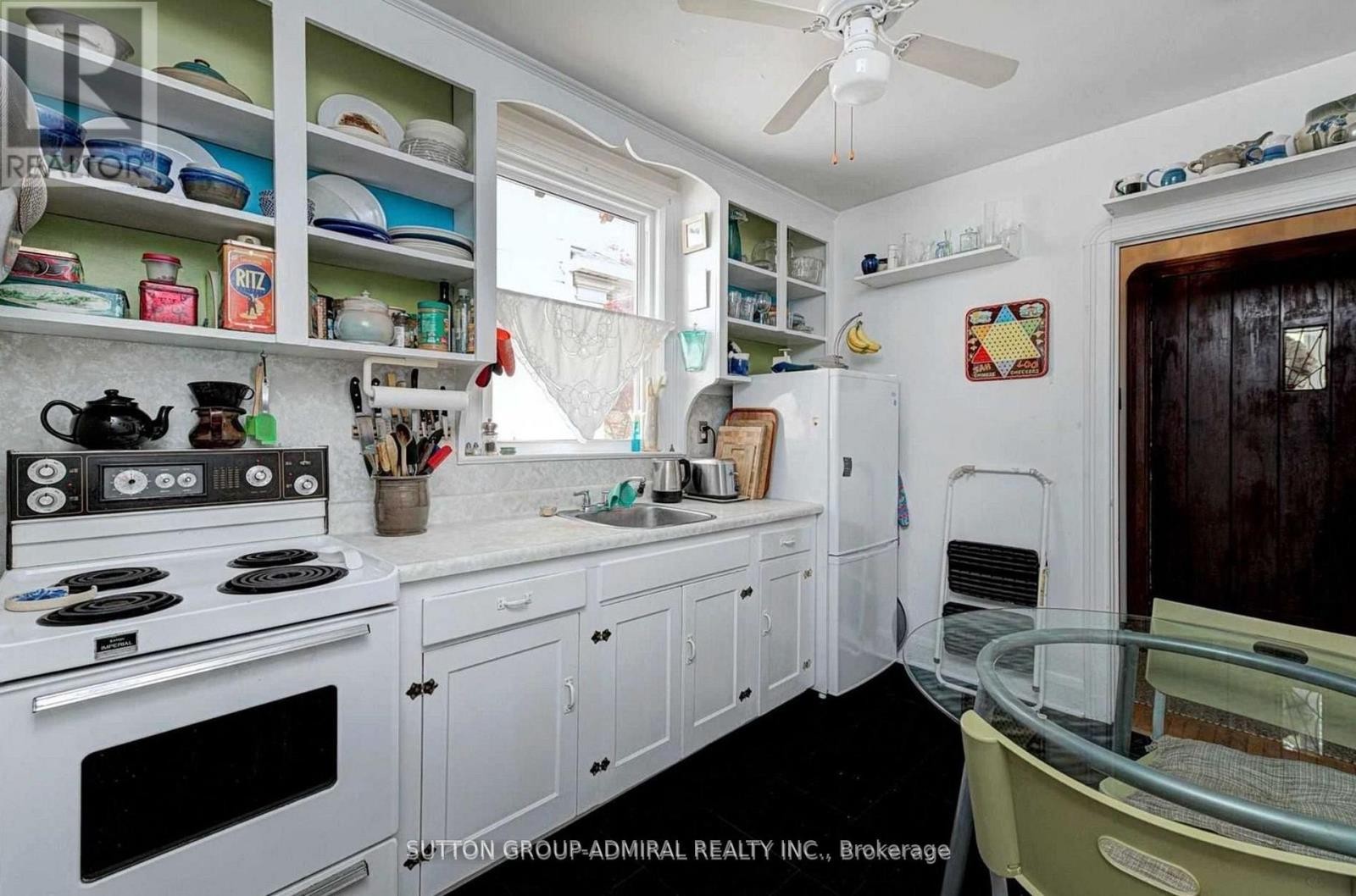 












50 CARDIFF ROAD

,
Toronto (Bridle Path-Sunnybrook-York Mills),




Ontario
M4P2P2

