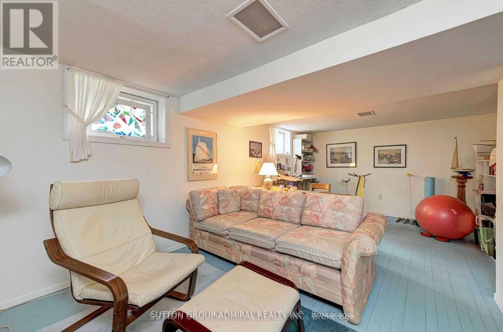 












50 CARDIFF ROAD

,
Toronto (Bridle Path-Sunnybrook-York Mills),




Ontario
M4P2P2

