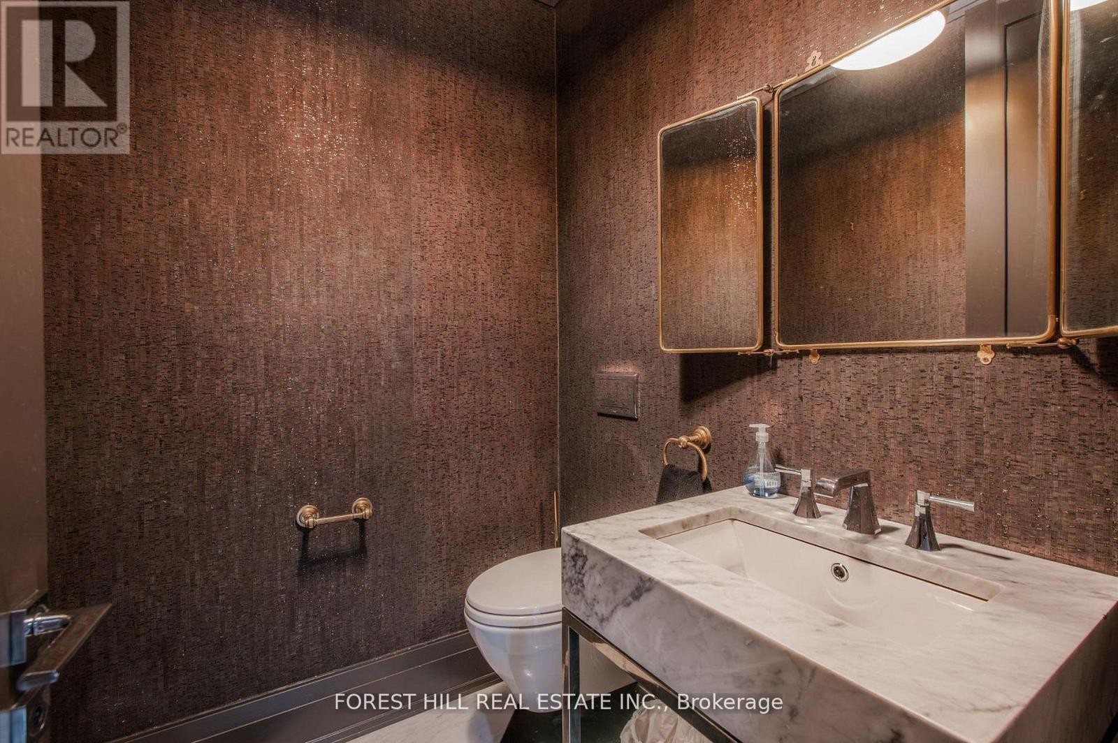 












176 BALMORAL AVENUE

,
Toronto (Casa Loma),




Ontario
M4V1J6

