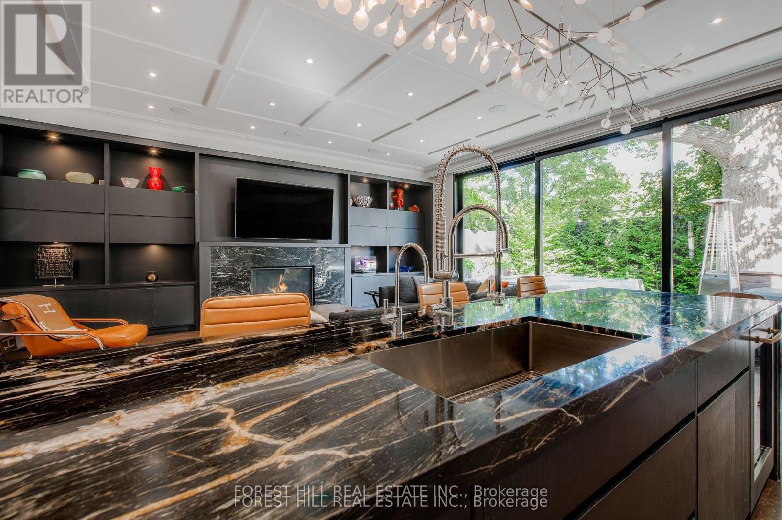 












176 BALMORAL AVENUE

,
Toronto (Casa Loma),




Ontario
M4V1J6

