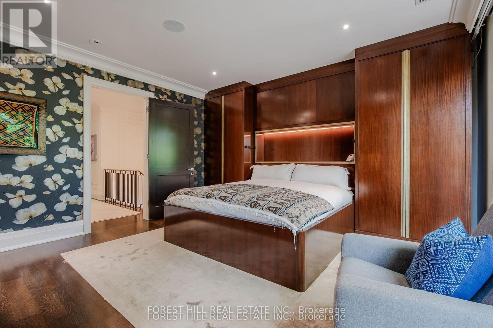 












176 BALMORAL AVENUE

,
Toronto (Casa Loma),




Ontario
M4V1J6

