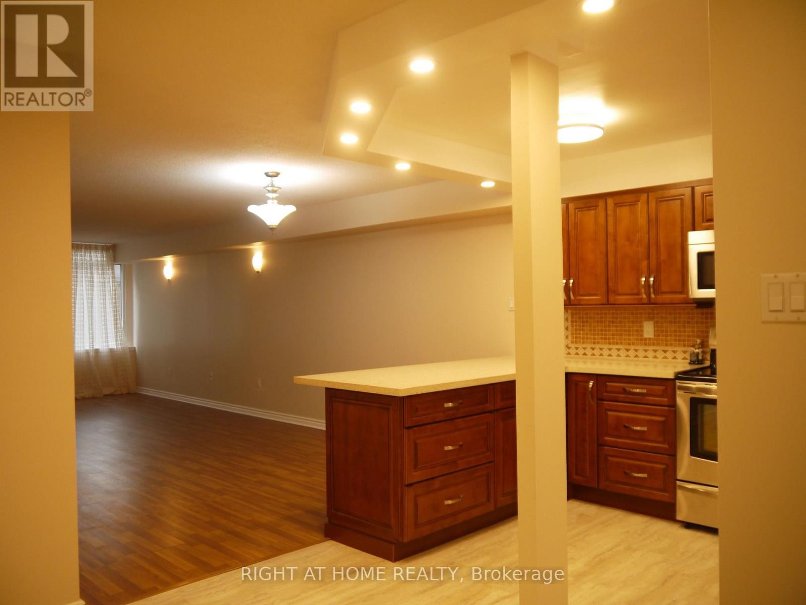 












607 - 45 CARLTON STREET

,
Toronto (Church-Yonge Corridor),




Ontario
M5B2H9

