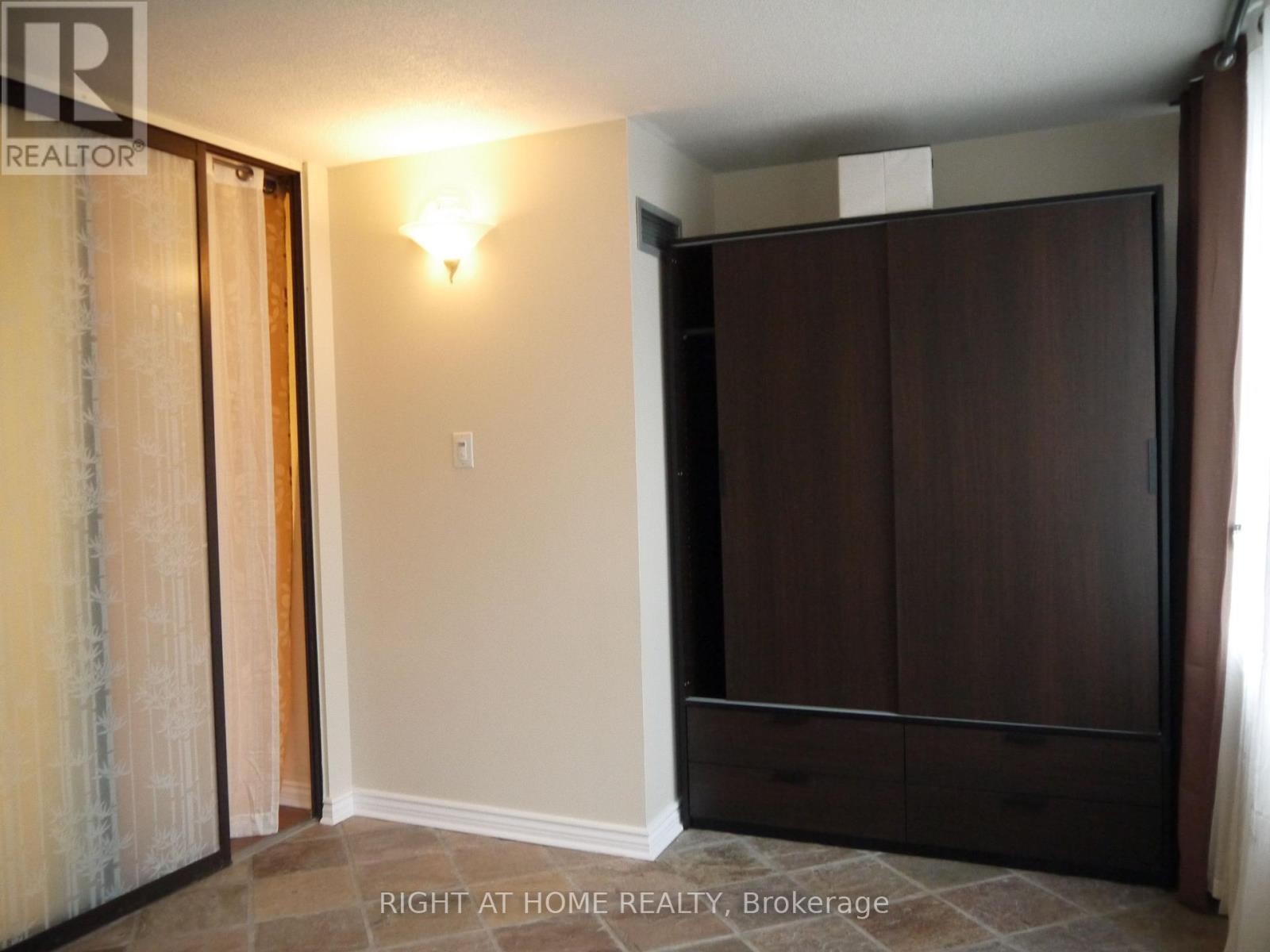 












607 - 45 CARLTON STREET

,
Toronto (Church-Yonge Corridor),




Ontario
M5B2H9

