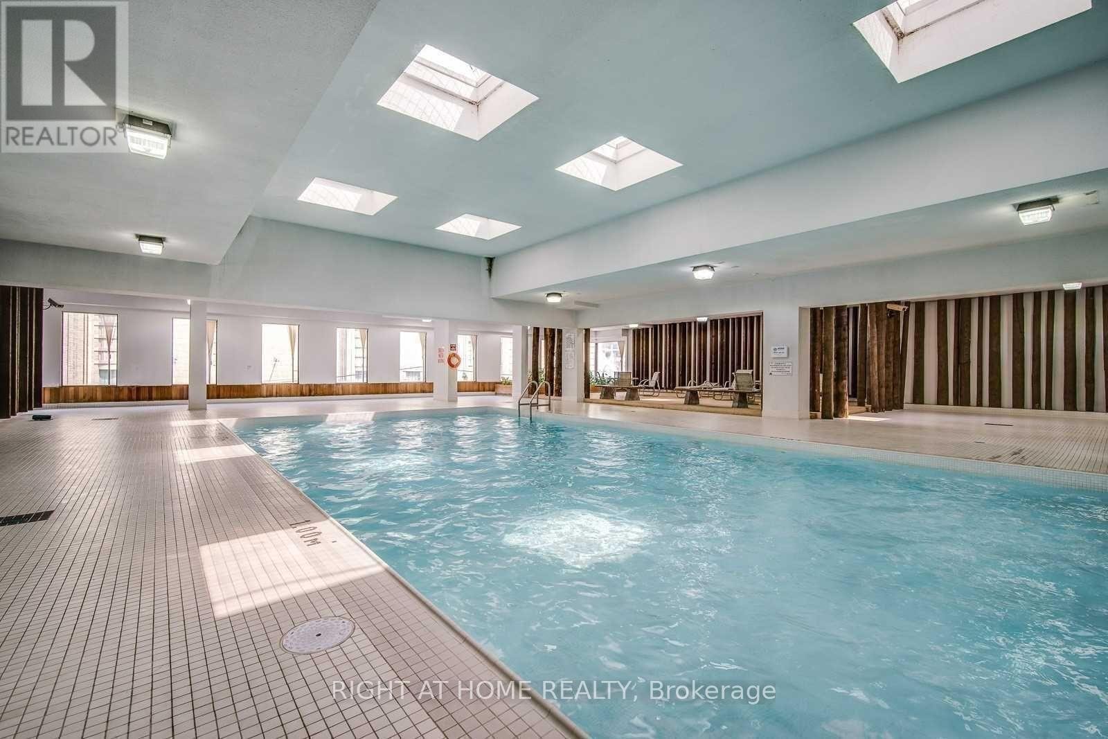 












607 - 45 CARLTON STREET

,
Toronto (Church-Yonge Corridor),




Ontario
M5B2H9

