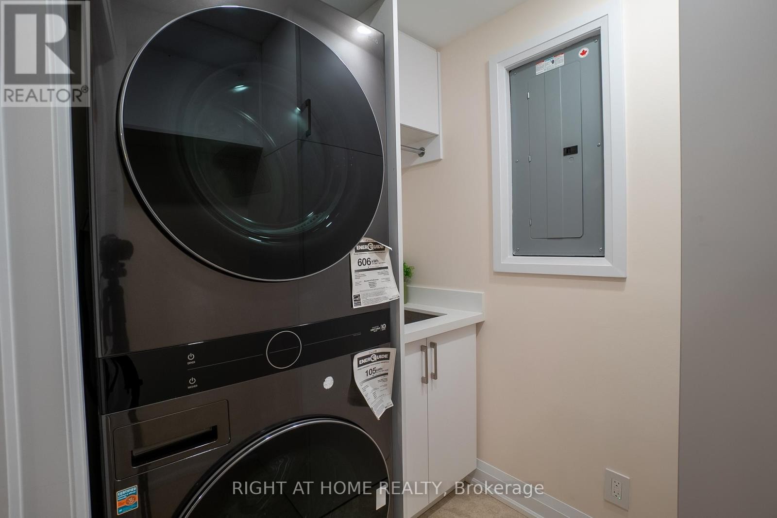 












608 - 447 WALMER ROAD

,
Toronto (Forest Hill South),




Ontario
M5P2X9

