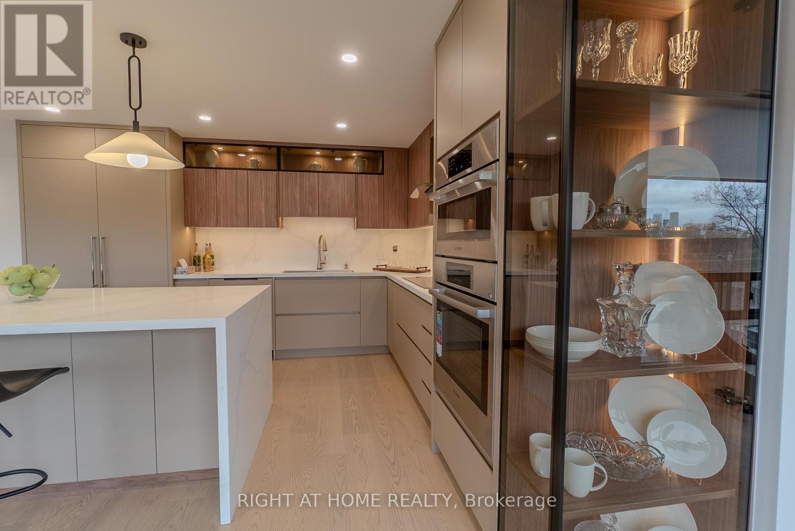 












608 - 447 WALMER ROAD

,
Toronto (Forest Hill South),




Ontario
M5P2X9

