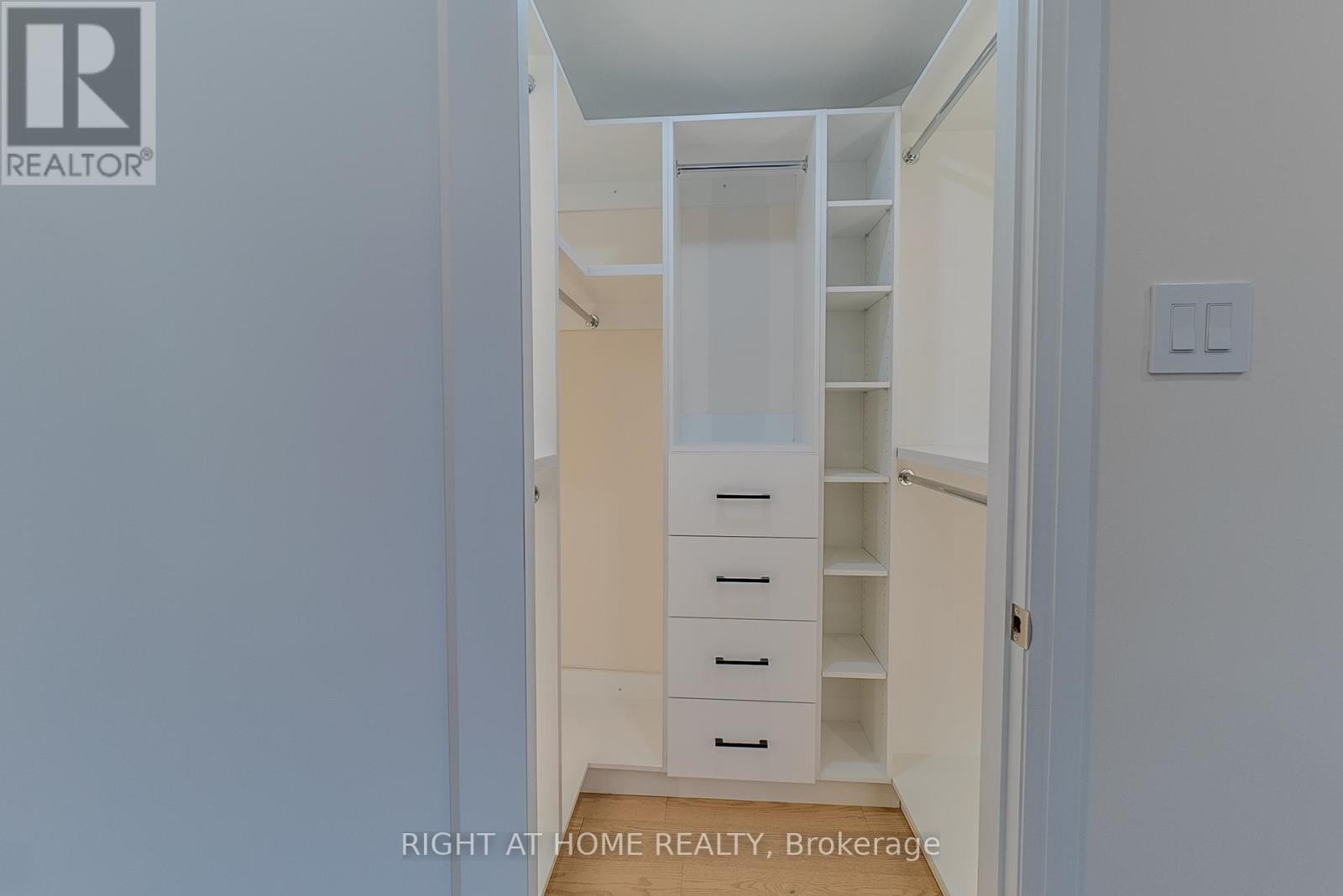 












608 - 447 WALMER ROAD

,
Toronto (Forest Hill South),




Ontario
M5P2X9

