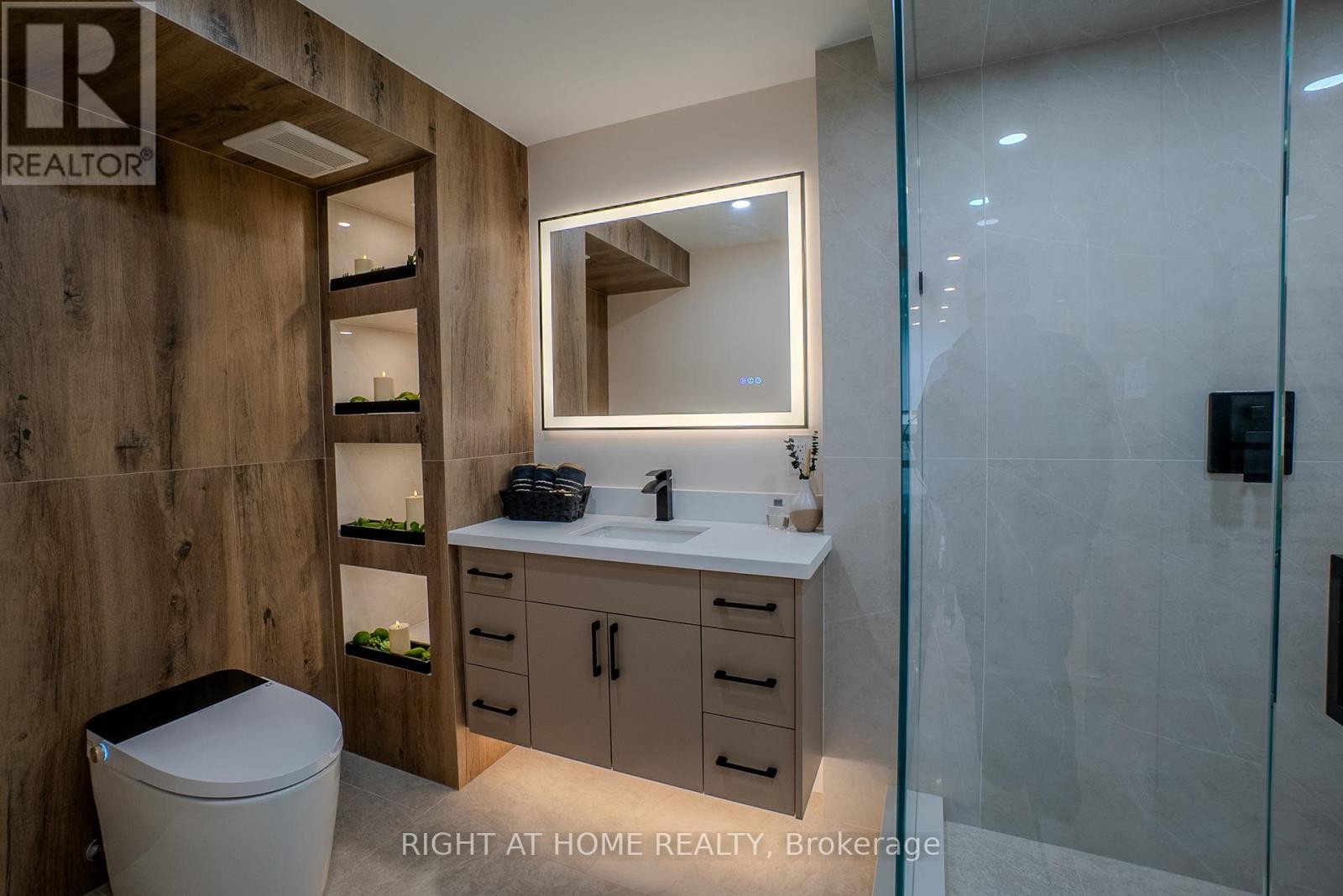 












608 - 447 WALMER ROAD

,
Toronto (Forest Hill South),




Ontario
M5P2X9

