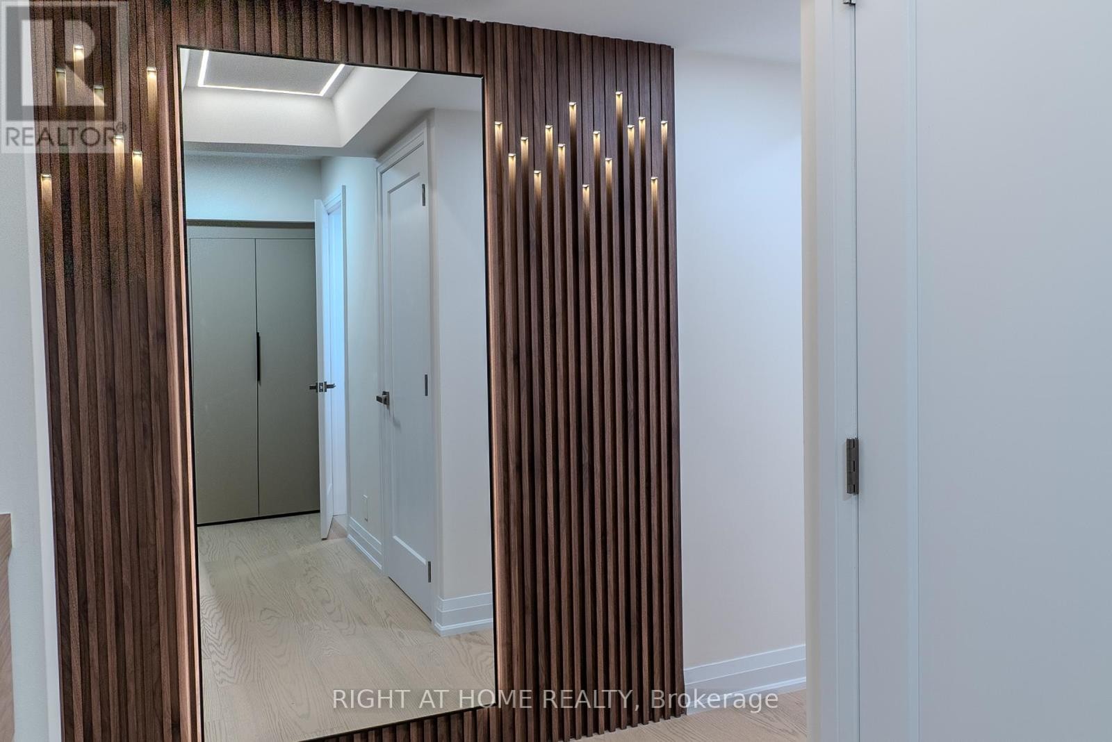 












608 - 447 WALMER ROAD

,
Toronto (Forest Hill South),




Ontario
M5P2X9

