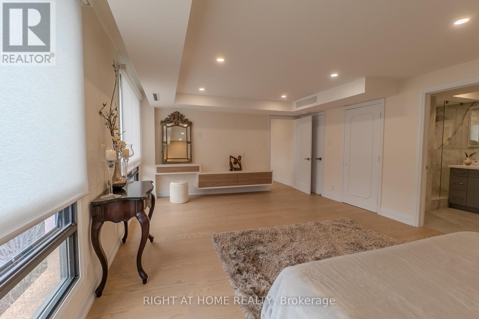 












608 - 447 WALMER ROAD

,
Toronto (Forest Hill South),




Ontario
M5P2X9

