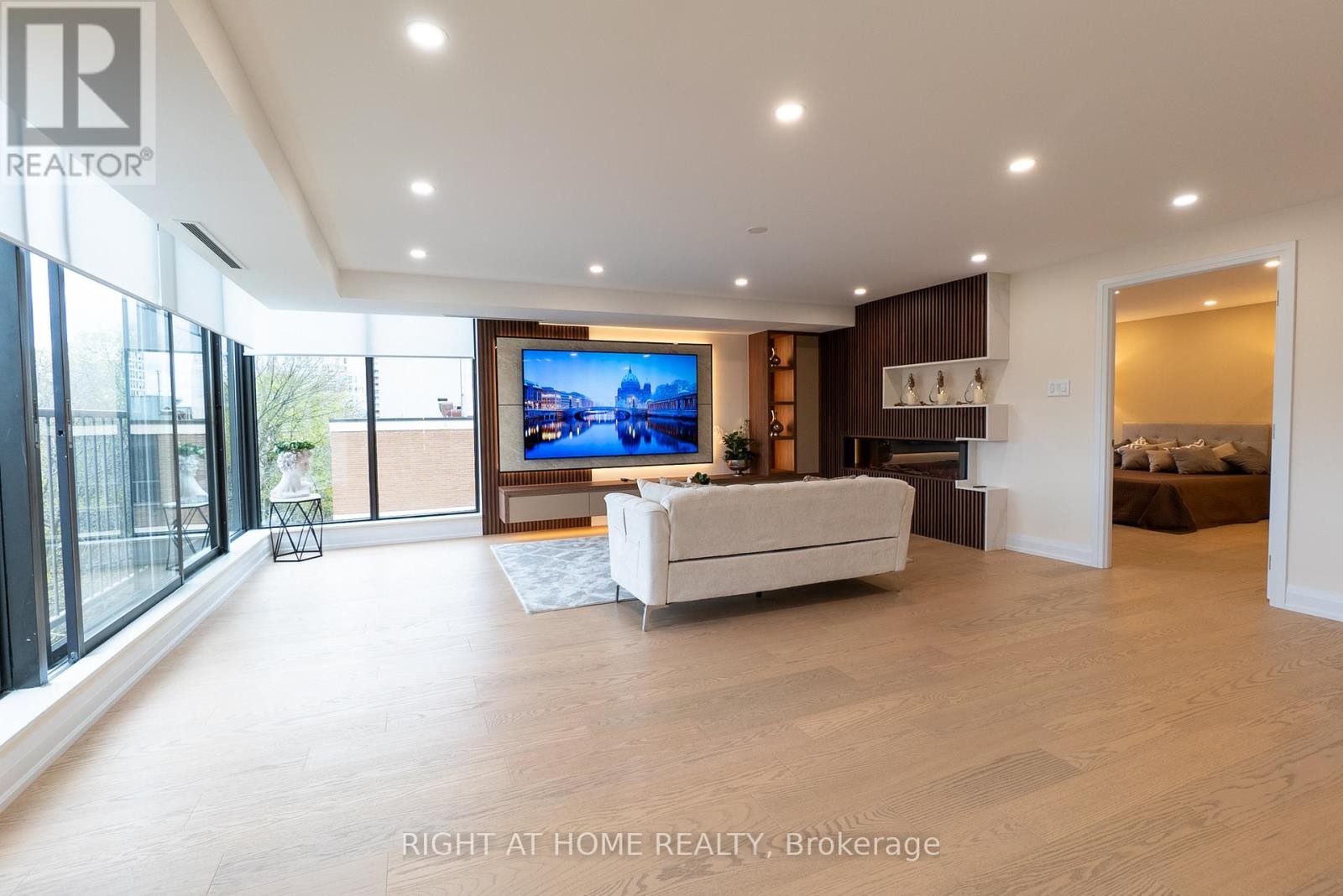 












608 - 447 WALMER ROAD

,
Toronto (Forest Hill South),




Ontario
M5P2X9

