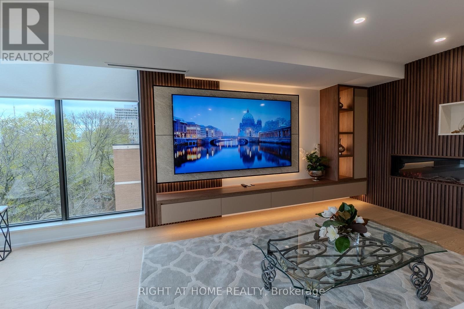 












608 - 447 WALMER ROAD

,
Toronto (Forest Hill South),




Ontario
M5P2X9

