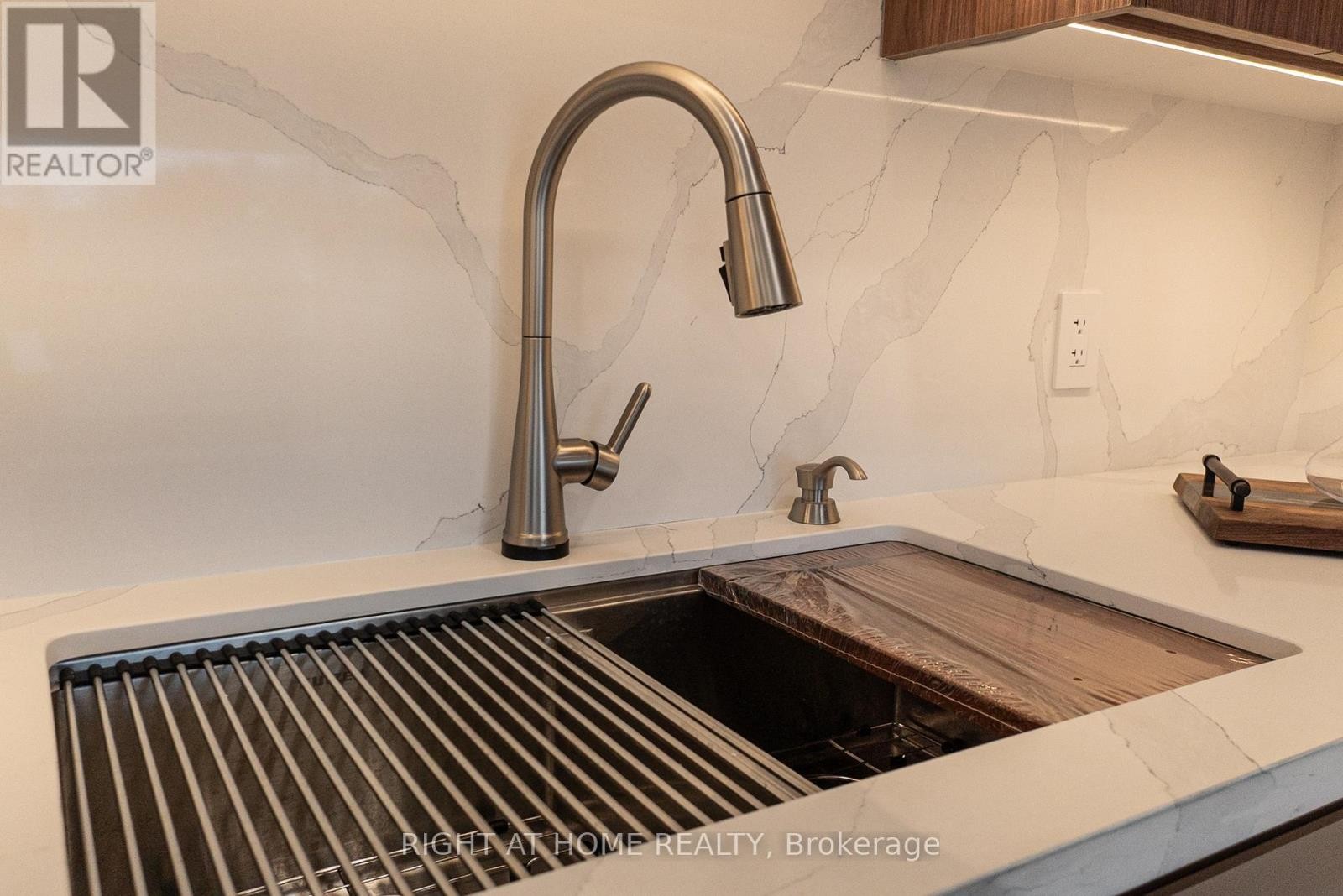 












608 - 447 WALMER ROAD

,
Toronto (Forest Hill South),




Ontario
M5P2X9

