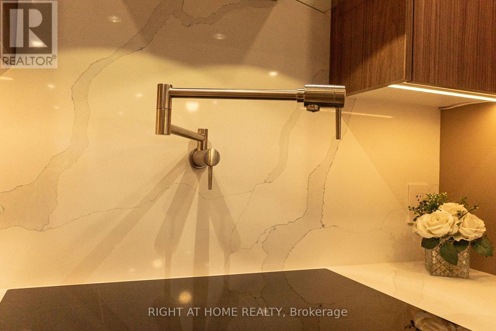 












608 - 447 WALMER ROAD

,
Toronto (Forest Hill South),




Ontario
M5P2X9

