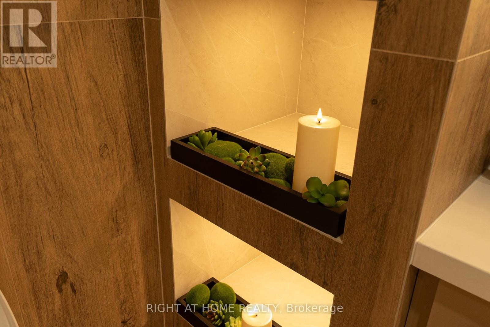 












608 - 447 WALMER ROAD

,
Toronto (Forest Hill South),




Ontario
M5P2X9

