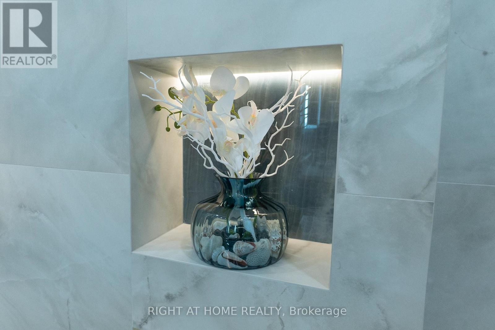 












608 - 447 WALMER ROAD

,
Toronto (Forest Hill South),




Ontario
M5P2X9

