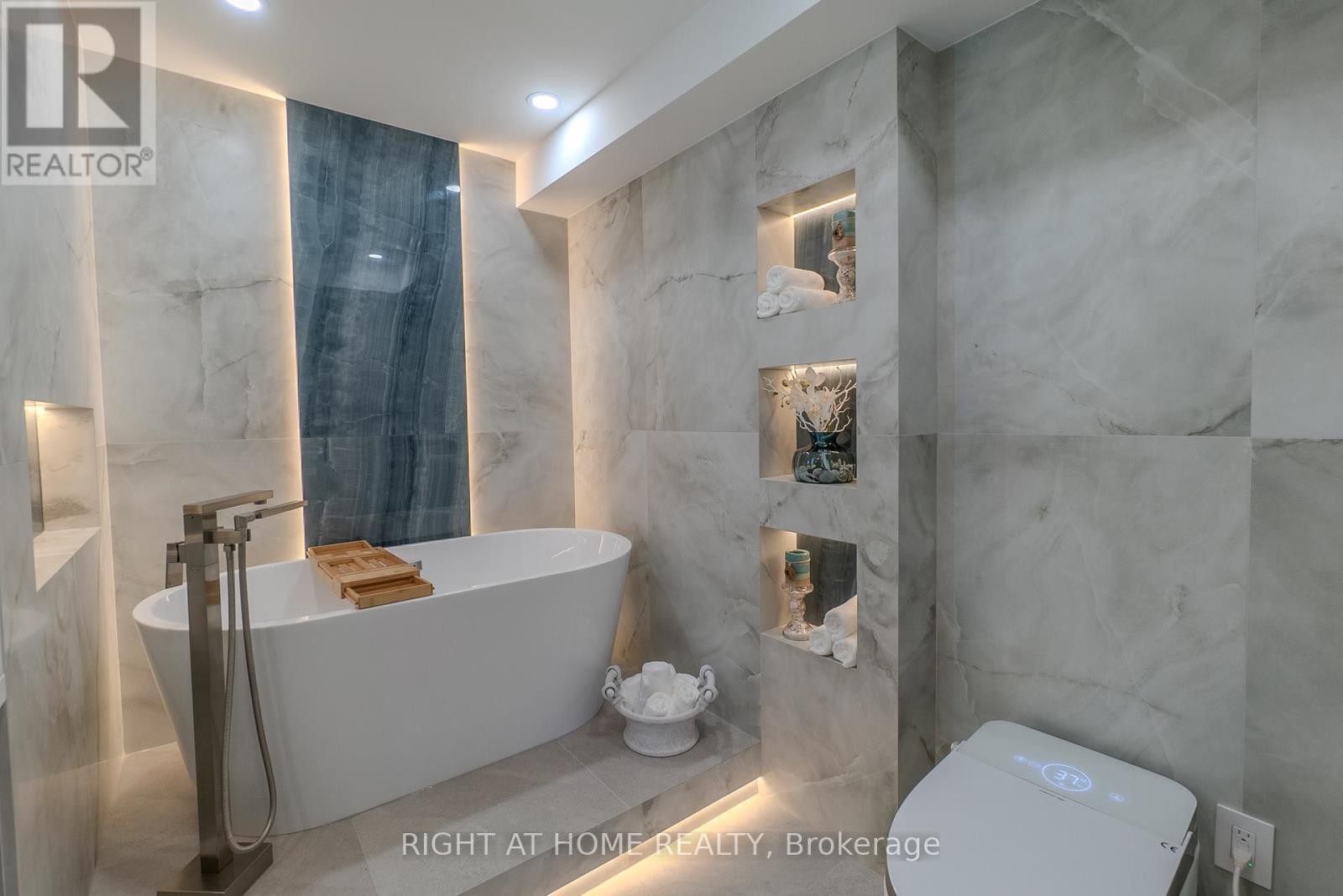 












608 - 447 WALMER ROAD

,
Toronto (Forest Hill South),




Ontario
M5P2X9

