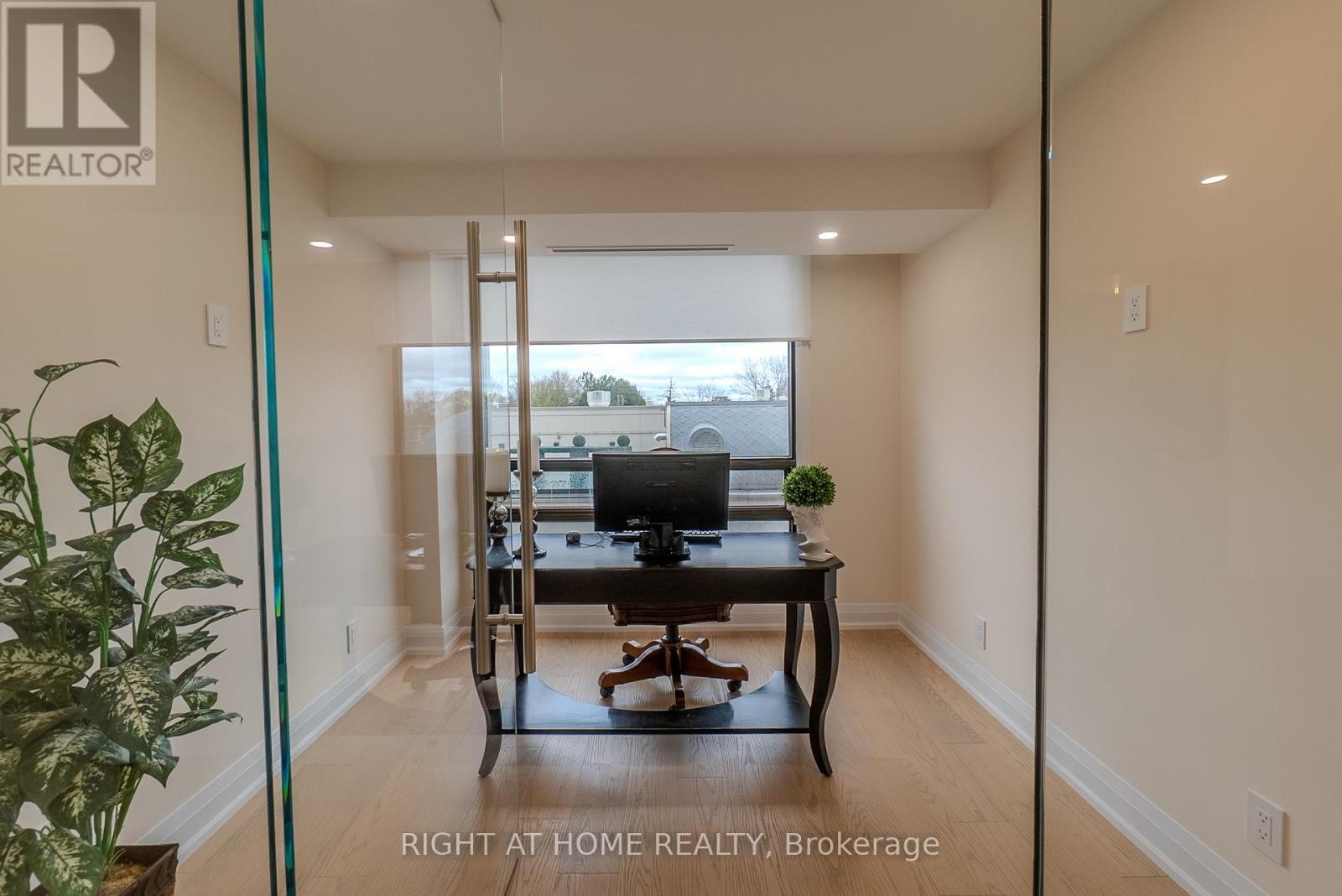 












608 - 447 WALMER ROAD

,
Toronto (Forest Hill South),




Ontario
M5P2X9

