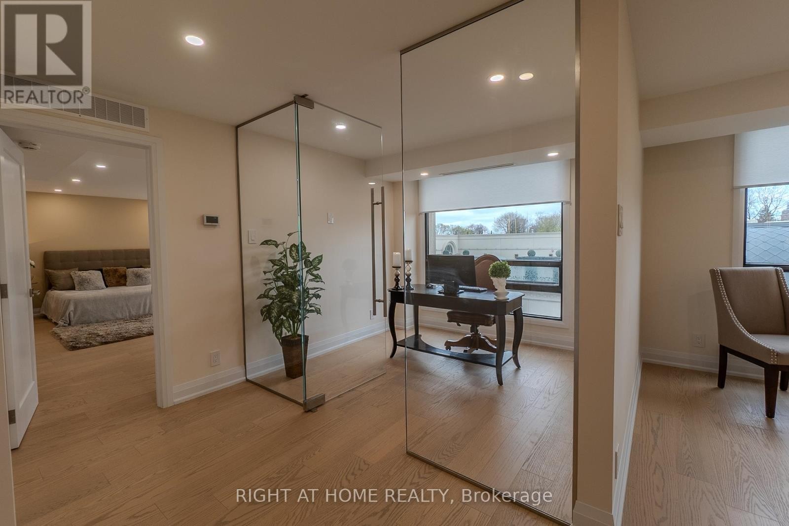 












608 - 447 WALMER ROAD

,
Toronto (Forest Hill South),




Ontario
M5P2X9

