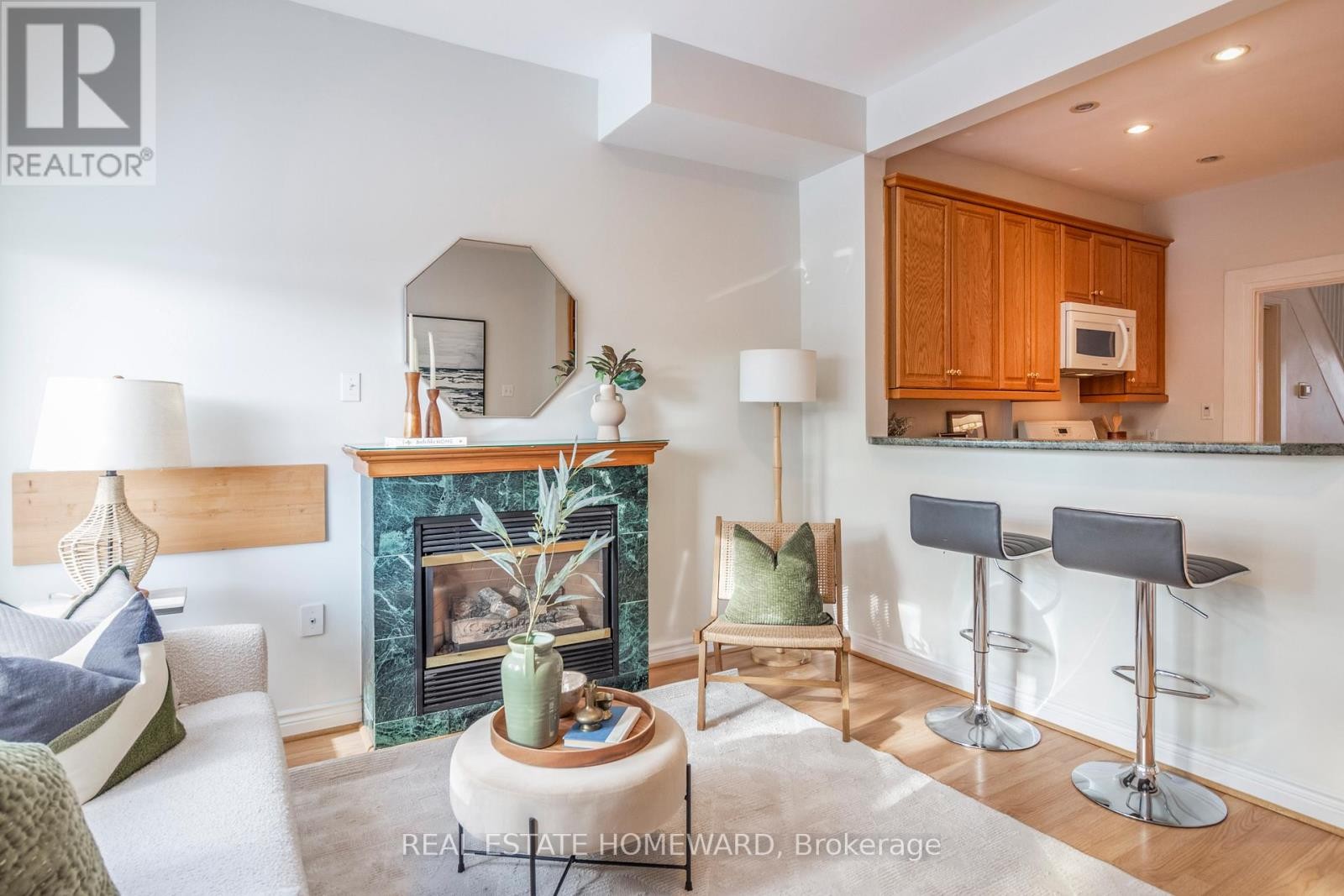 












487 DAVISVILLE AVENUE

,
Toronto (Mount Pleasant East),




Ontario
M4S1J2

