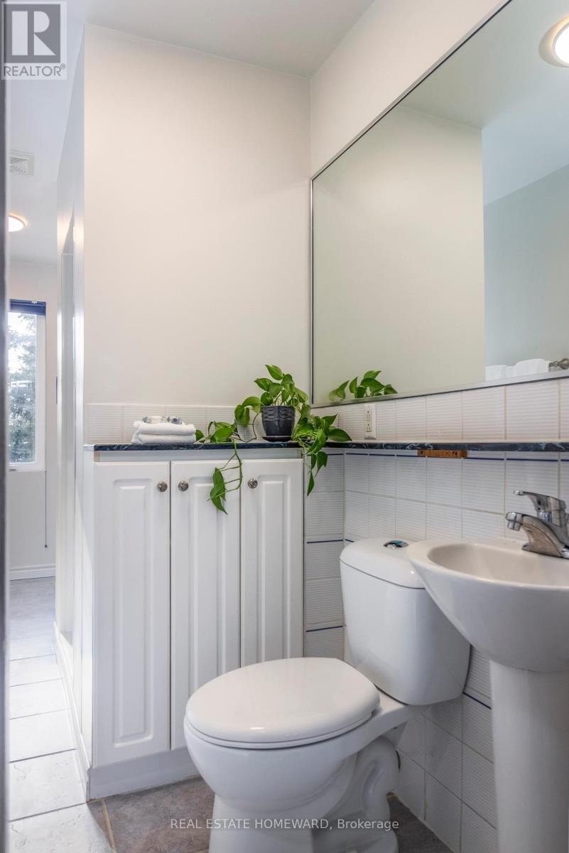 












487 DAVISVILLE AVENUE

,
Toronto (Mount Pleasant East),




Ontario
M4S1J2

