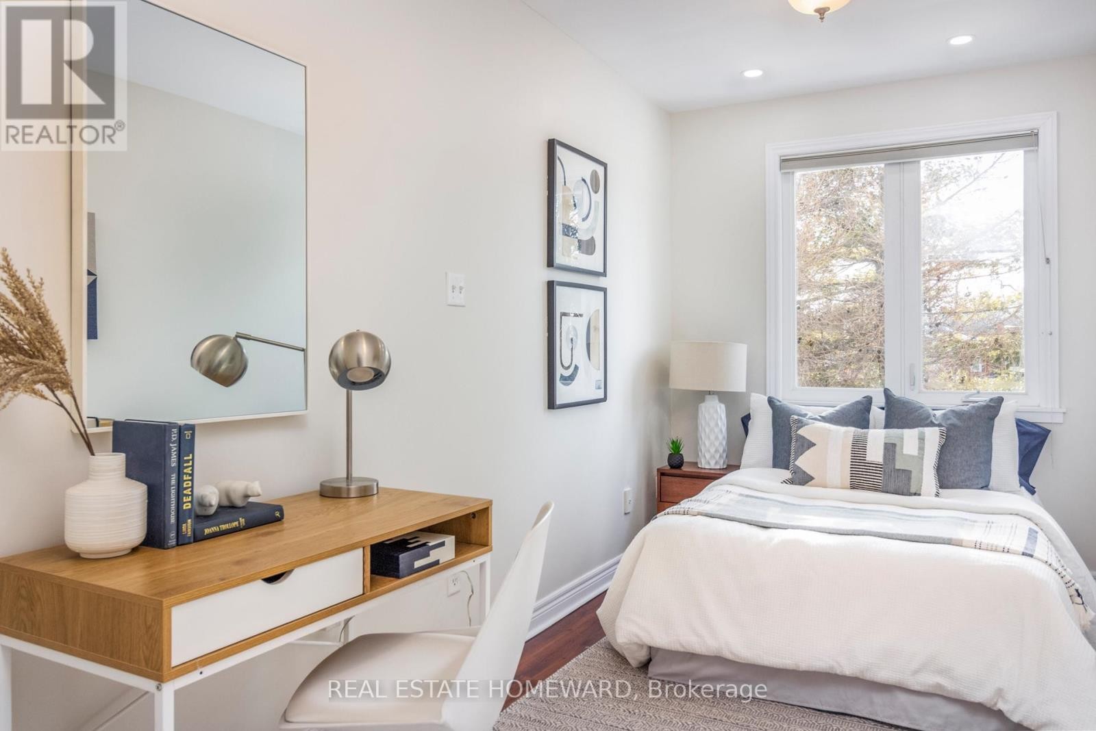 












487 DAVISVILLE AVENUE

,
Toronto (Mount Pleasant East),




Ontario
M4S1J2

