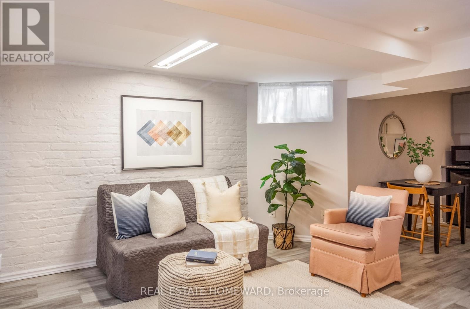 












487 DAVISVILLE AVENUE

,
Toronto (Mount Pleasant East),




Ontario
M4S1J2

