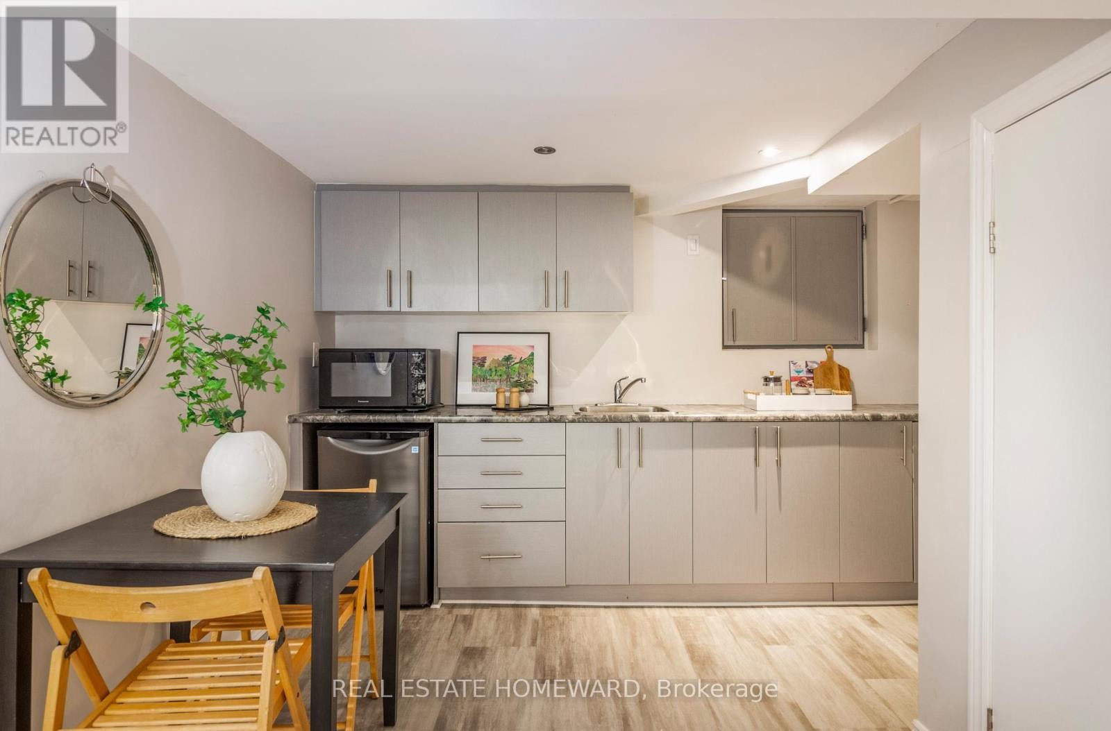 












487 DAVISVILLE AVENUE

,
Toronto (Mount Pleasant East),




Ontario
M4S1J2

