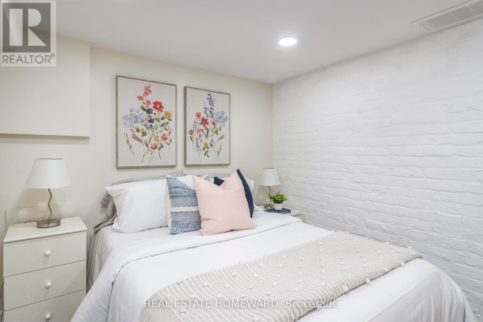 












487 DAVISVILLE AVENUE

,
Toronto (Mount Pleasant East),




Ontario
M4S1J2

