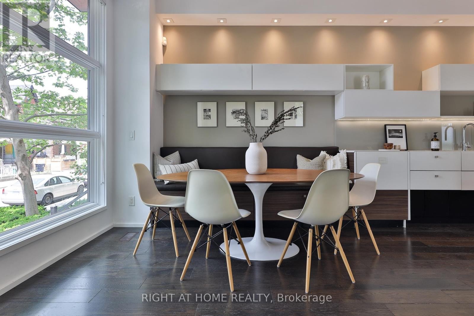 












207 CLAREMONT STREET

,
Toronto (Trinity-Bellwoods),




Ontario
M6J2N1

