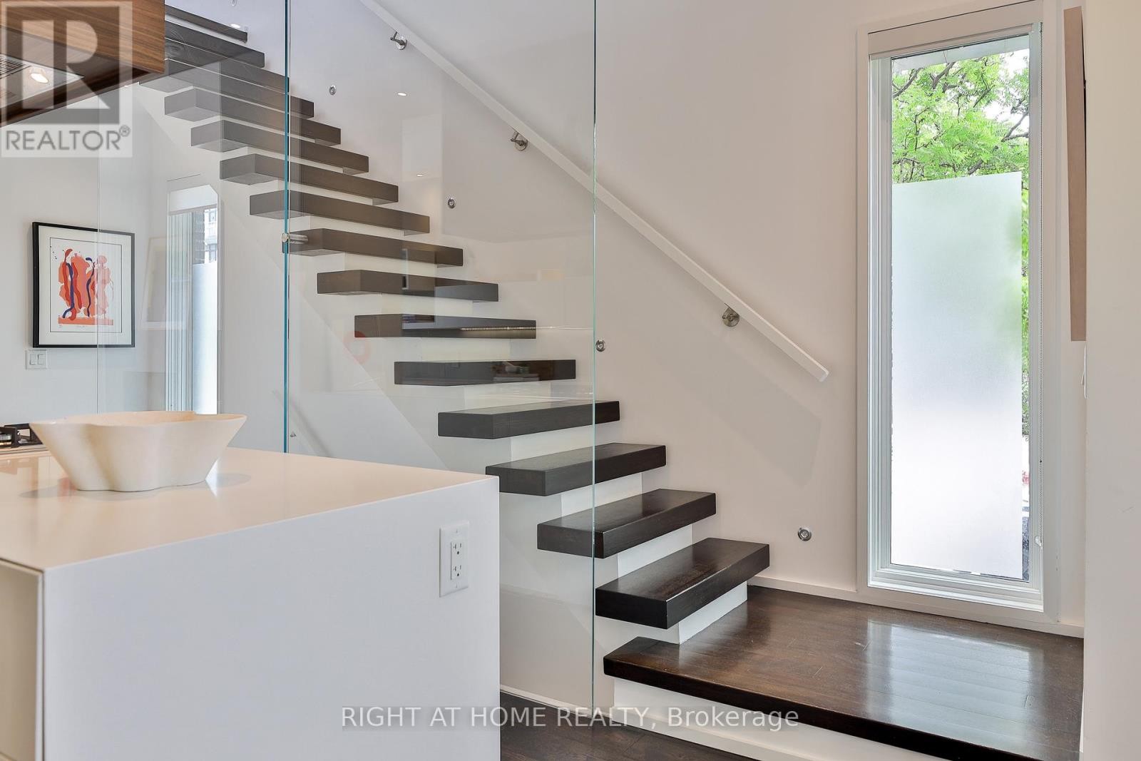 












207 CLAREMONT STREET

,
Toronto (Trinity-Bellwoods),




Ontario
M6J2N1

