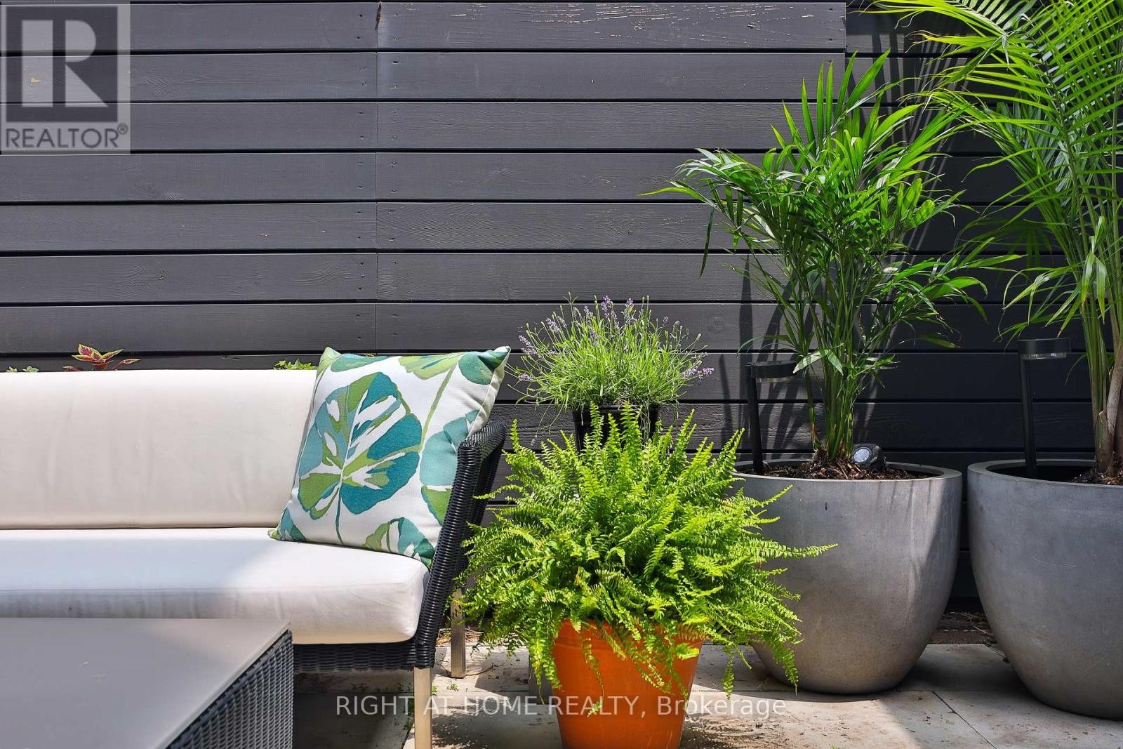 












207 CLAREMONT STREET

,
Toronto (Trinity-Bellwoods),




Ontario
M6J2N1

