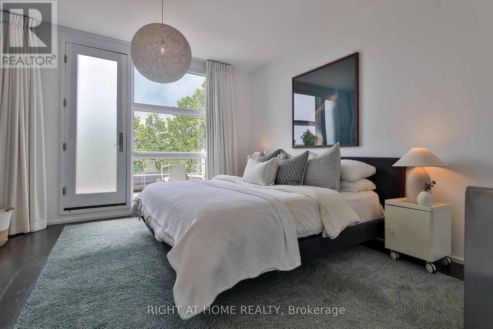 












207 CLAREMONT STREET

,
Toronto (Trinity-Bellwoods),




Ontario
M6J2N1

