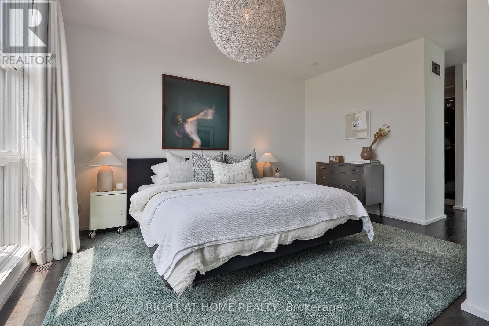 












207 CLAREMONT STREET

,
Toronto (Trinity-Bellwoods),




Ontario
M6J2N1

