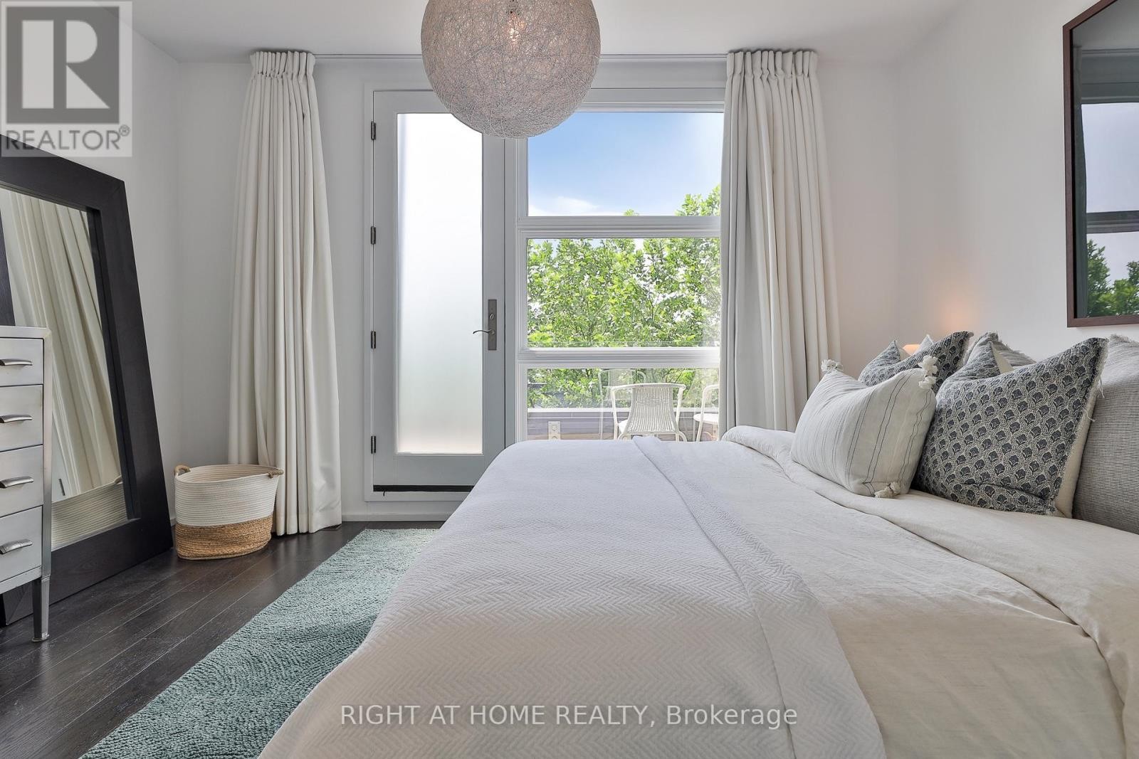 












207 CLAREMONT STREET

,
Toronto (Trinity-Bellwoods),




Ontario
M6J2N1

