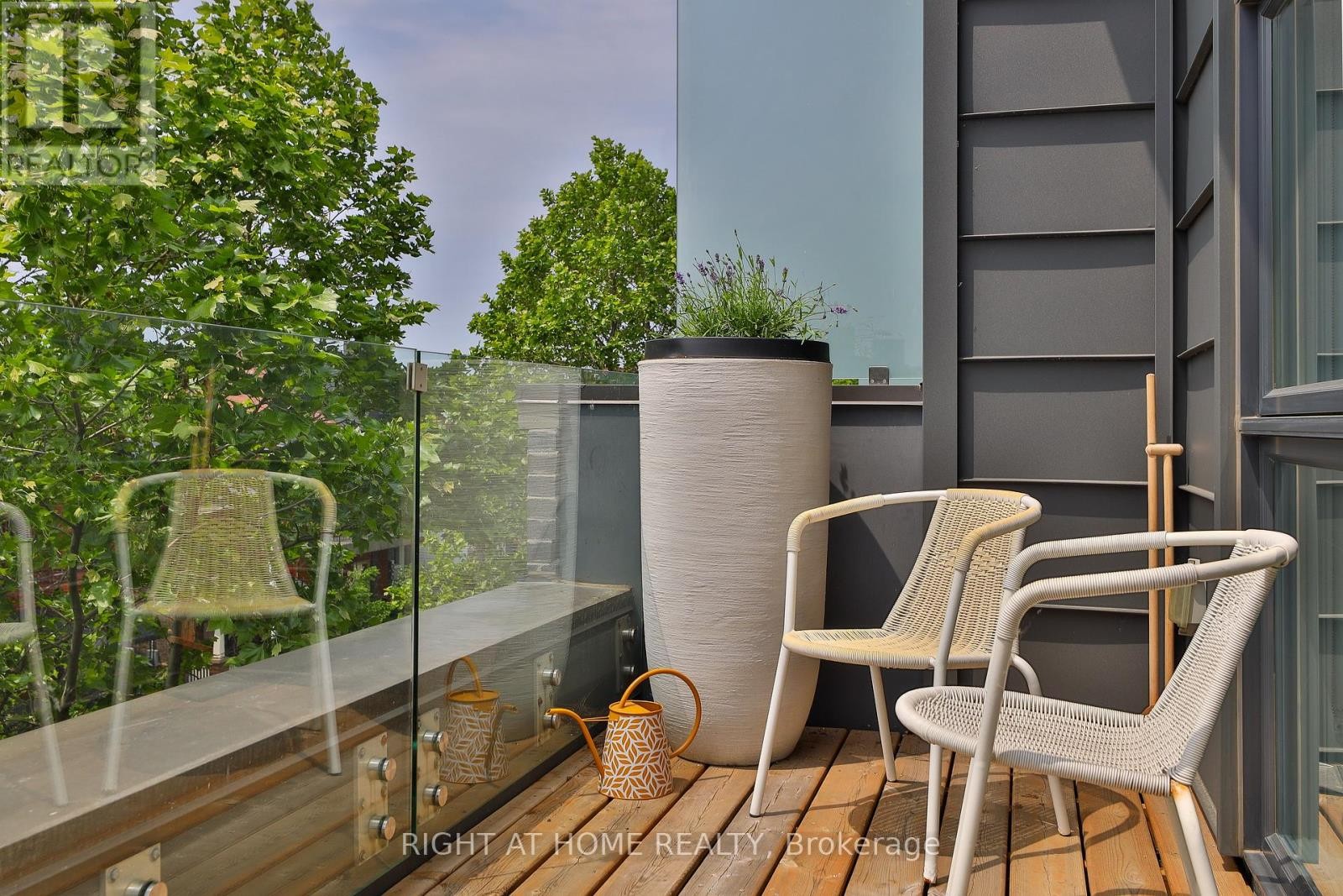 












207 CLAREMONT STREET

,
Toronto (Trinity-Bellwoods),




Ontario
M6J2N1

