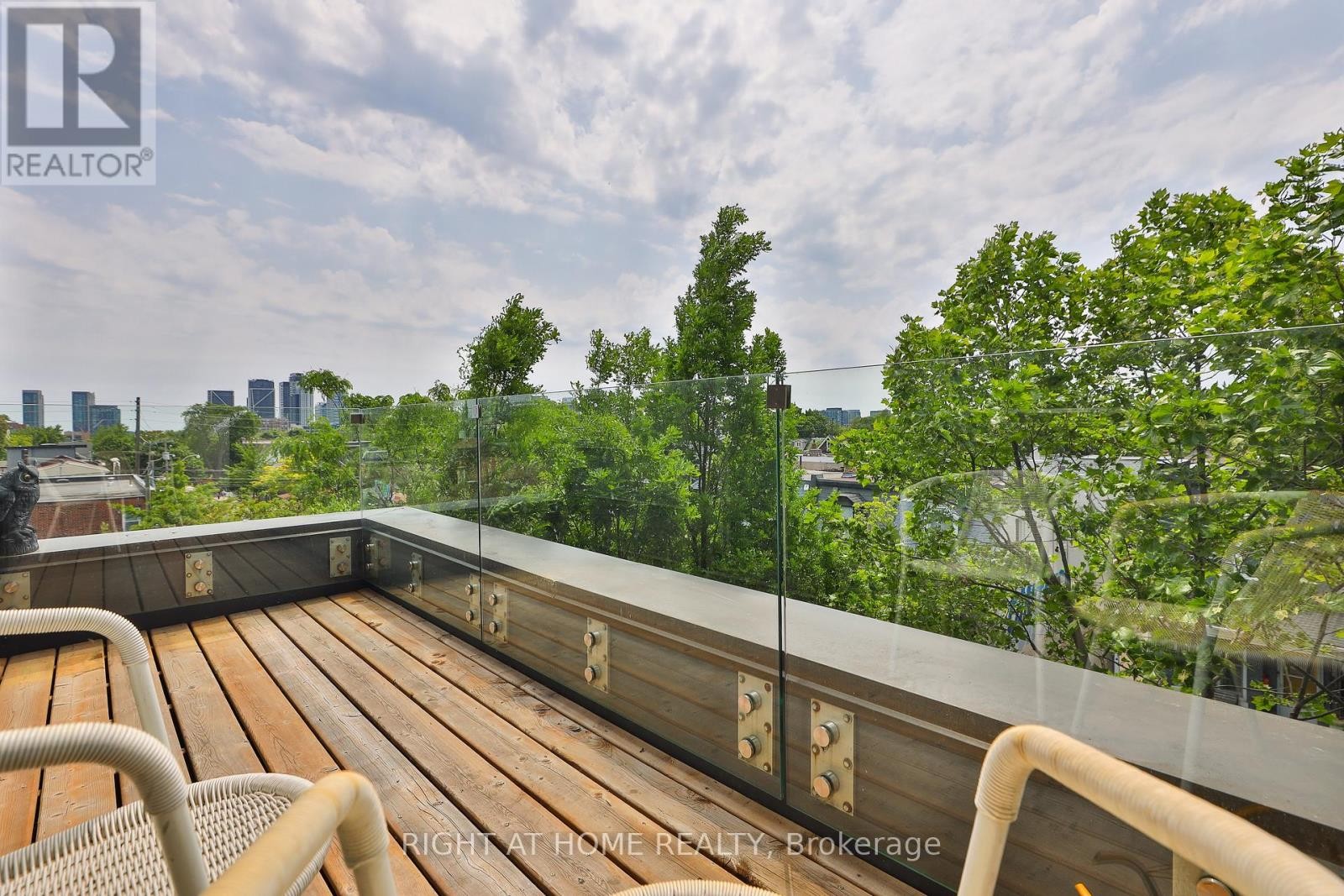 












207 CLAREMONT STREET

,
Toronto (Trinity-Bellwoods),




Ontario
M6J2N1

