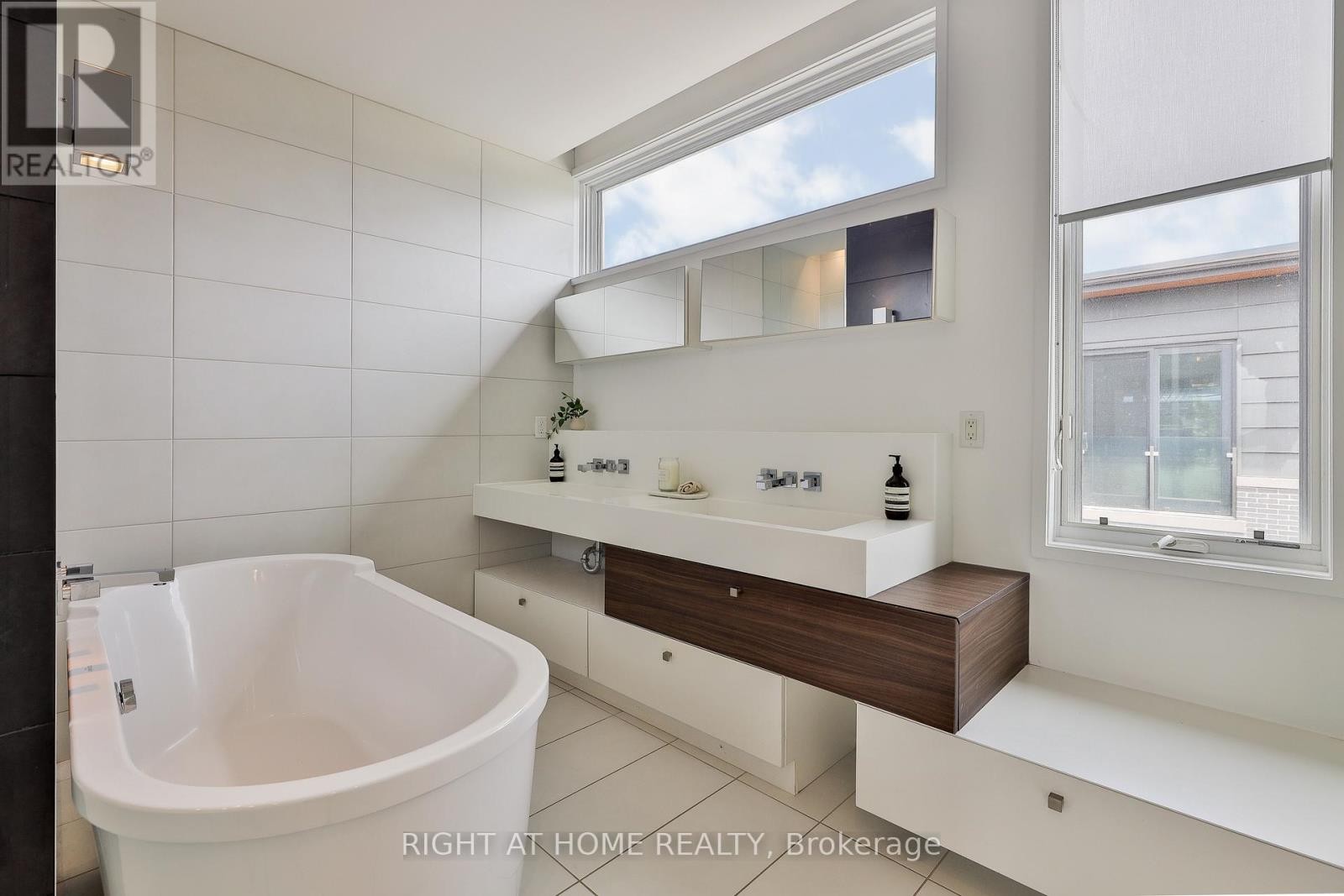 












207 CLAREMONT STREET

,
Toronto (Trinity-Bellwoods),




Ontario
M6J2N1

