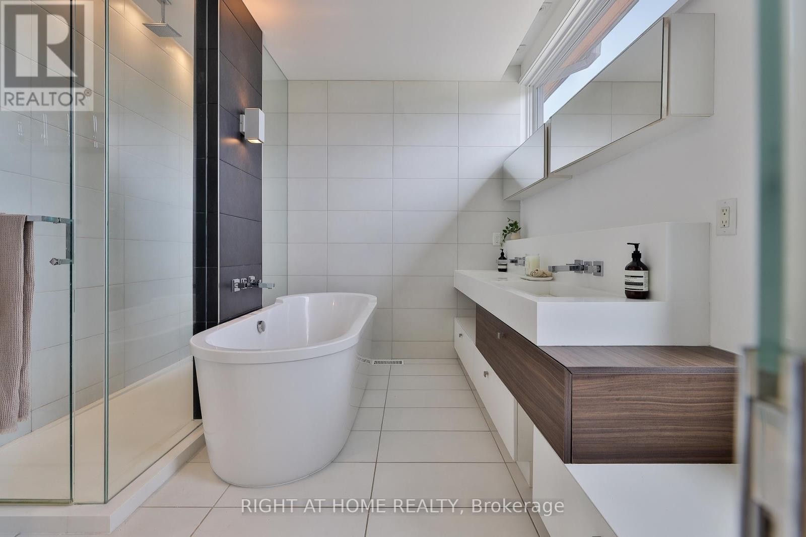 












207 CLAREMONT STREET

,
Toronto (Trinity-Bellwoods),




Ontario
M6J2N1

