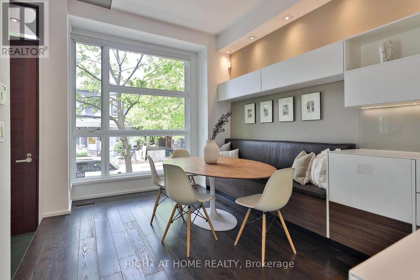 












207 CLAREMONT STREET

,
Toronto (Trinity-Bellwoods),




Ontario
M6J2N1

