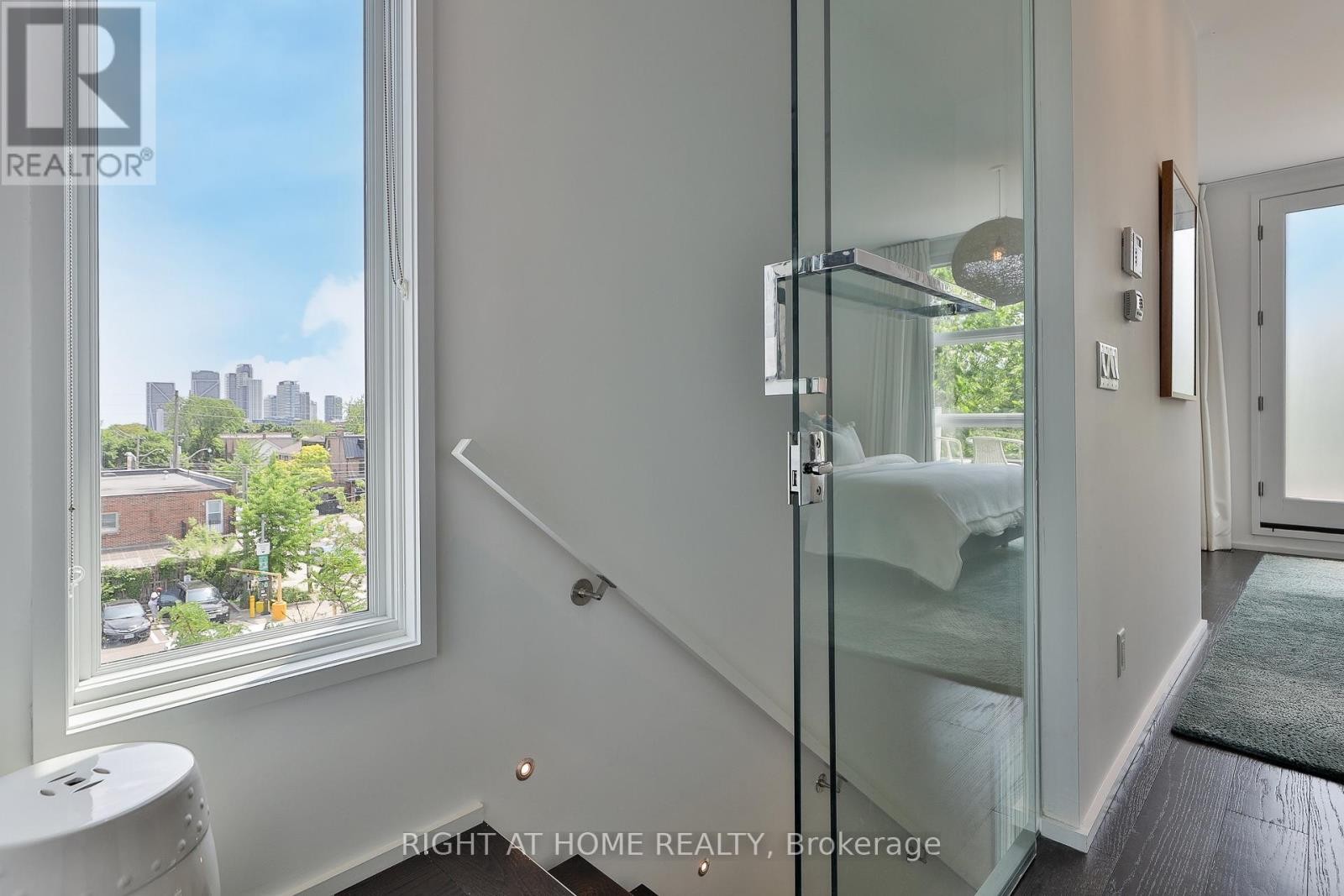 












207 CLAREMONT STREET

,
Toronto (Trinity-Bellwoods),




Ontario
M6J2N1

