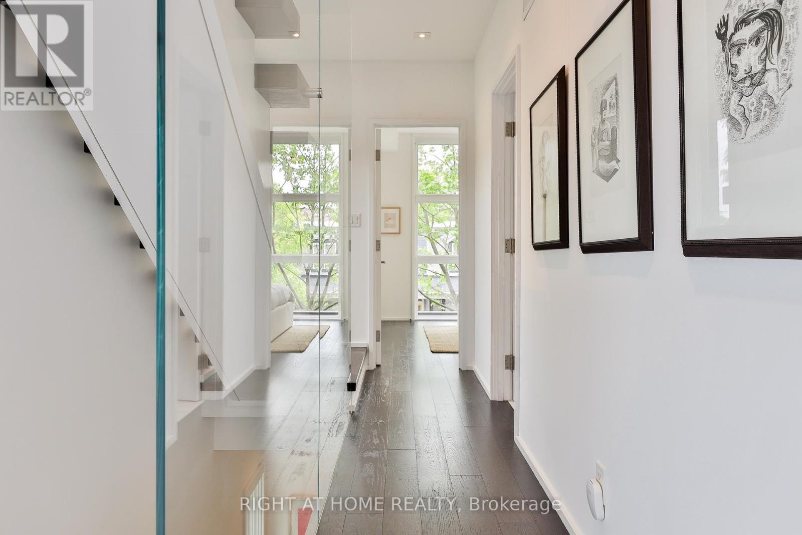 












207 CLAREMONT STREET

,
Toronto (Trinity-Bellwoods),




Ontario
M6J2N1

