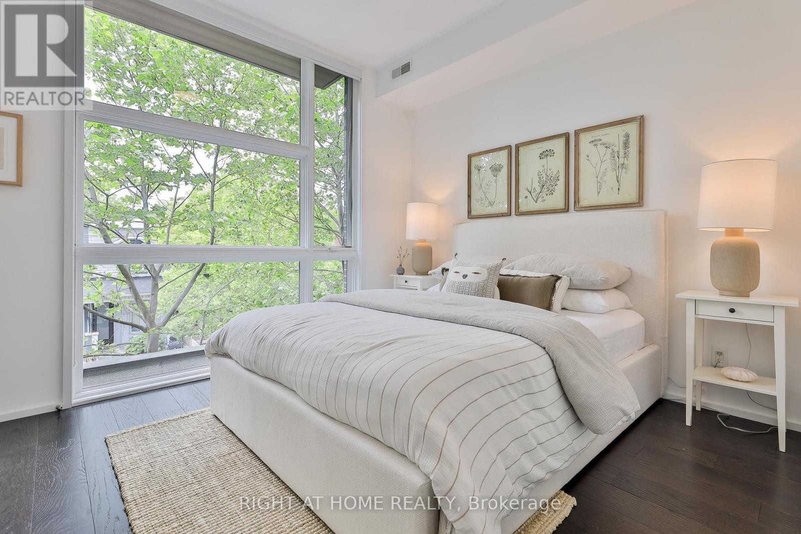 












207 CLAREMONT STREET

,
Toronto (Trinity-Bellwoods),




Ontario
M6J2N1

