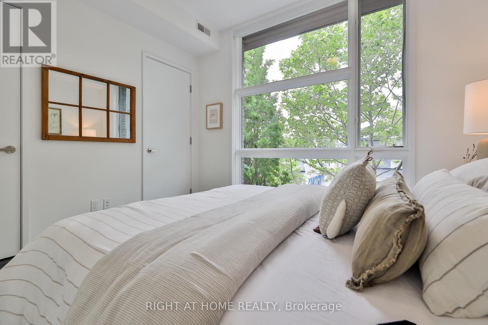 












207 CLAREMONT STREET

,
Toronto (Trinity-Bellwoods),




Ontario
M6J2N1

