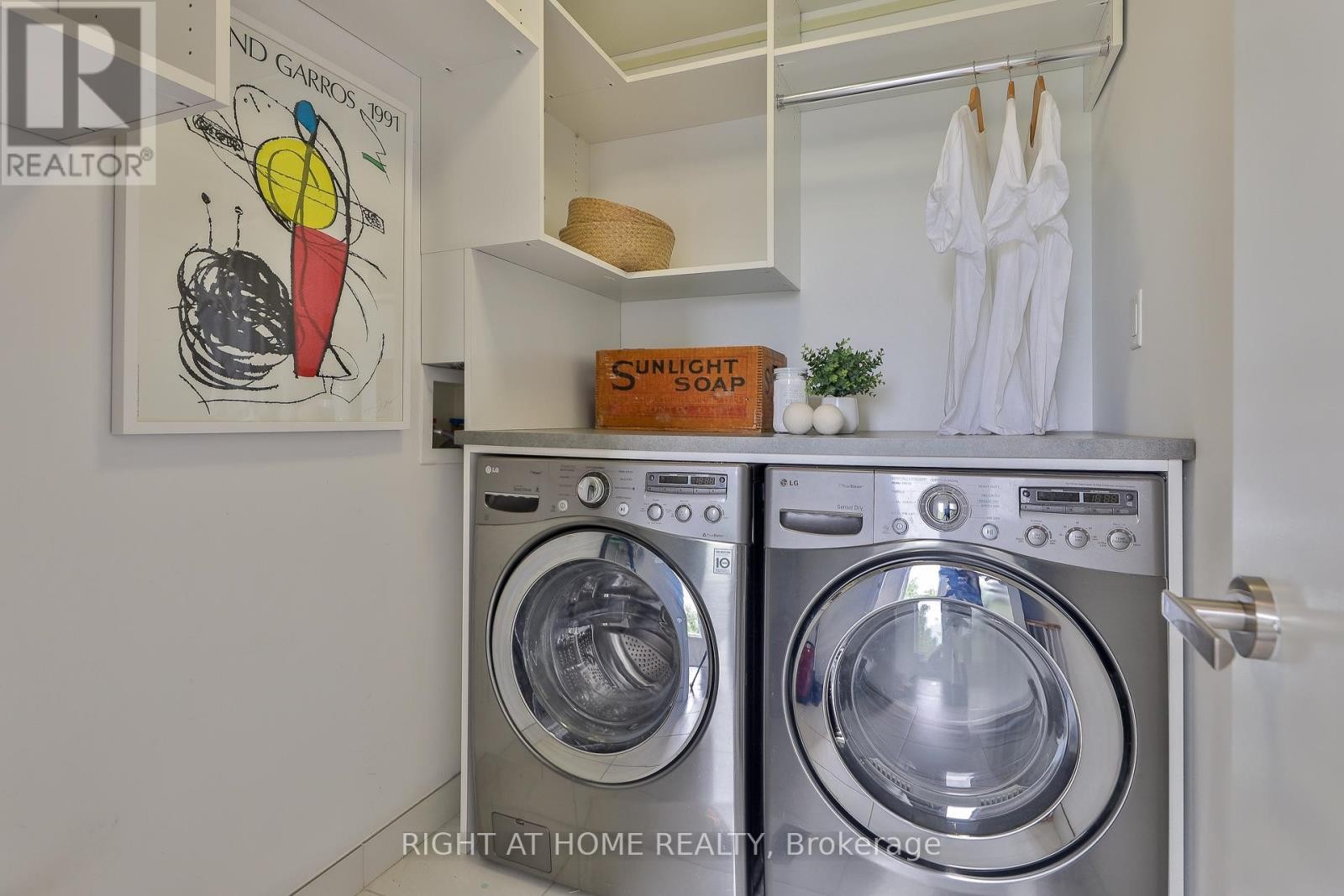 












207 CLAREMONT STREET

,
Toronto (Trinity-Bellwoods),




Ontario
M6J2N1

