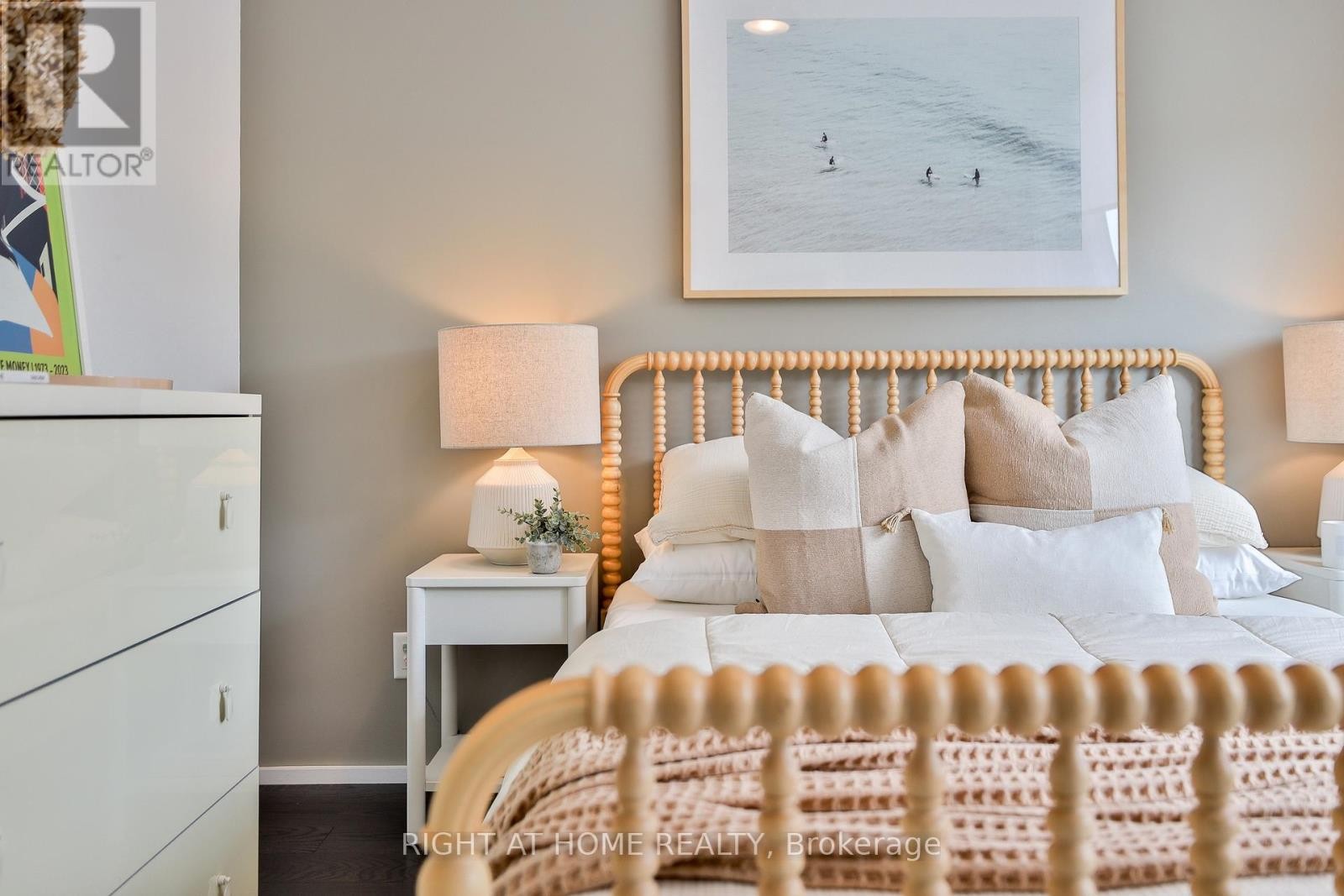 












207 CLAREMONT STREET

,
Toronto (Trinity-Bellwoods),




Ontario
M6J2N1

